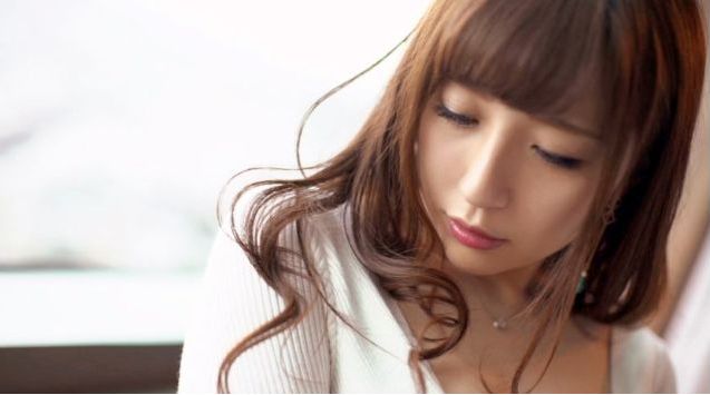 夫以外に男を知らない29歳美人妻が、騎乗位で腰を振り狂い背徳性交