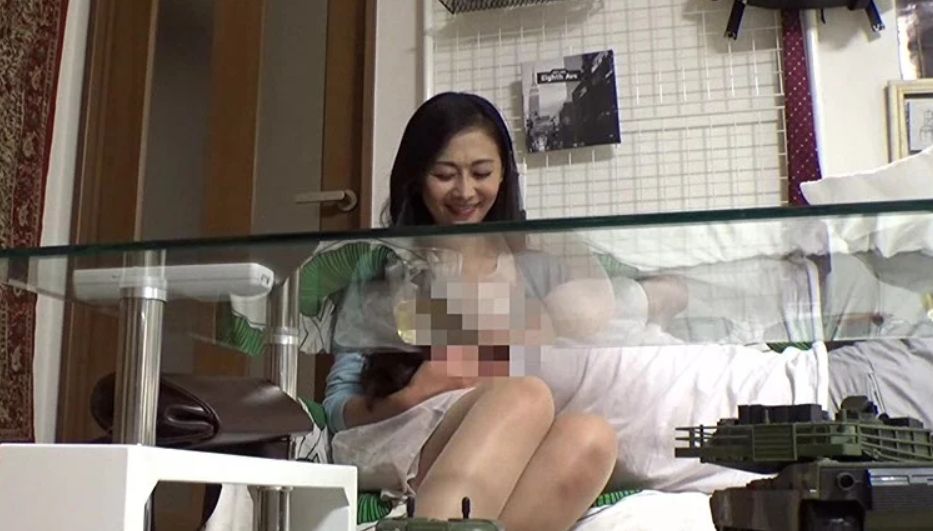 おばさんからかうつもりなの？清楚顔のスケベ四十路妻が若チンポイキ